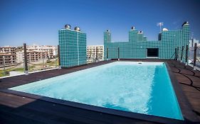 B04 - Luxury 2 Bed W Terrace Pool